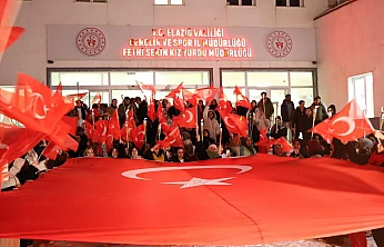 Şehit Fethi Sekin yurt öğrencilerinden bayrağa ve vatana sahip çıkış