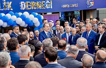 YRP Genel Başkanı Erbakan'dan MKYK üyesi Gül'e plaket