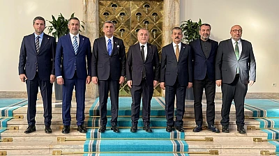 İl protokolü tek masa etrafında buluştu