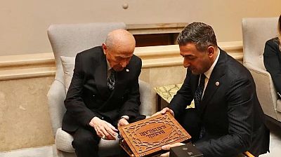 Işıkver'den Bilge Lider Bahçeli'ye Baskil Kayısısı ikramı