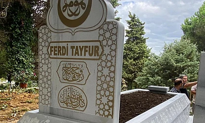 Bahçeli'den, Ferdi Tayfur'un kabrine özel mezar taşı