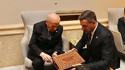 Işıkver'den Bilge Lider Bahçeli'ye Baskil Kayısısı ikramı