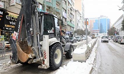 Elazığ Belediyesi'nden kar küreme ve temizlik çalışmaları