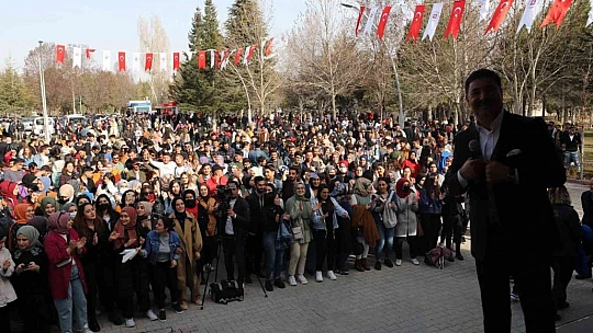 'Bahar Geliyor' konserlerinde üniversite öğrencileri doyasıya eğlendi