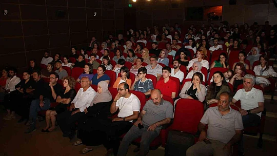 'Nihayet Bitti' adlı tiyatro oyunu Elazığ'da seyircisiyle buluştu