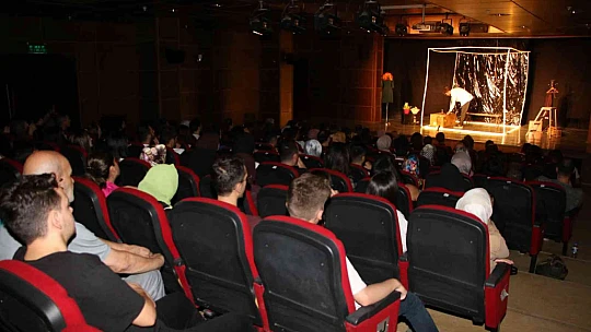'Nihayet Bitti' adlı tiyatro oyunu Elazığ'da seyircisiyle buluştu