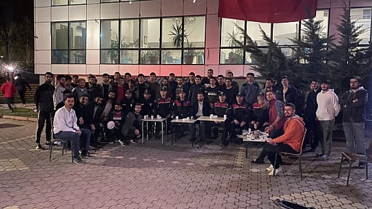 'Olay var' ihbarıyla yurda giden polislere üniversiteli gençlerden sürpriz kutlama