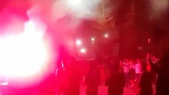 'Olay var' ihbarıyla yurda giden polislere üniversiteli gençlerden sürpriz kutlama