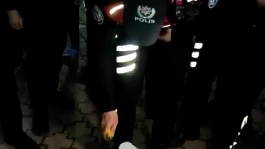'Olay var' ihbarıyla yurda giden polislere üniversiteli gençlerden sürpriz kutlama