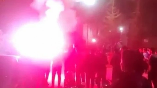 'Olay var' ihbarıyla yurda giden polislere üniversiteli gençlerden sürpriz kutlama