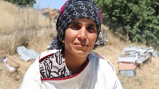 Ürettiği balı hayır olarak dağıtıyor