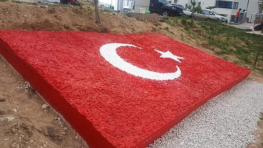 Site Bahçesinde Yapılan Türk Bayrağı Hayran Bıraktı