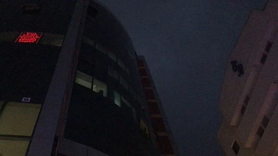 10'uncu kata çıkıp atlamak istedi, polis vazgeçirdi