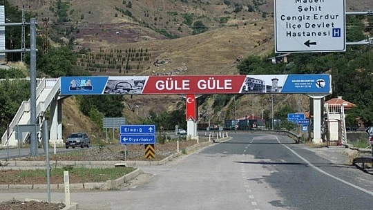 Belediye Başkanı İlçe Girişine Tabela Astırdı