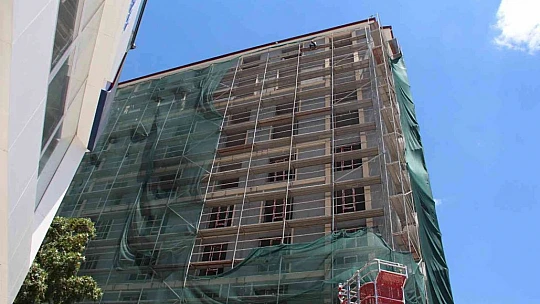 11'inci kata çıkıp atlamak istedi, polis ikna etti