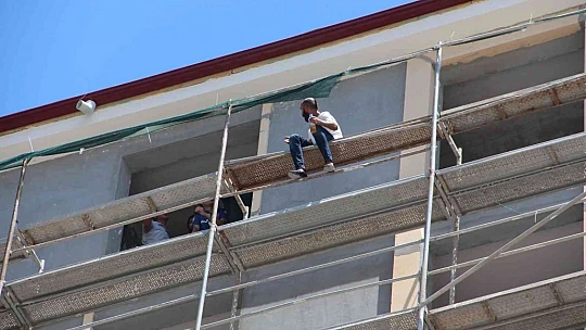 11'inci kata çıkıp atlamak istedi, polis ikna etti