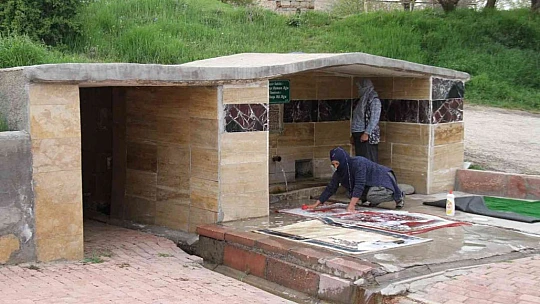 110 yıllık çeşmede bayram öncesi halılar yıkanmaya başlandı
