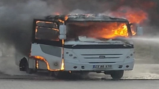 Minibüs alev alev yandı
