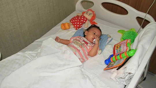 13 aylık bebeğin böbreğinden çıkan taş şaşırttı
