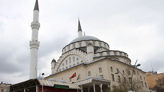 15 aydır kapalı olan cami, cuma namazıyla açıldı, duygulu anlar yaşandı