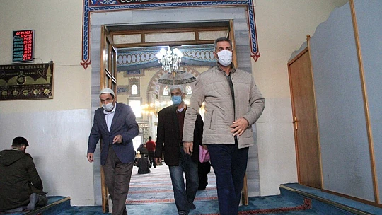 15 aydır kapalı olan cami, cuma namazıyla açıldı, duygulu anlar yaşandı