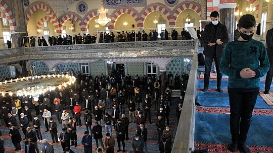15 aydır kapalı olan cami, cuma namazıyla açıldı, duygulu anlar yaşandı