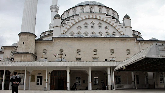 15 aydır kapalı olan cami, cuma namazıyla açıldı, duygulu anlar yaşandı