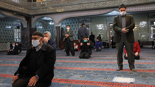 15 aydır kapalı olan cami, cuma namazıyla açıldı, duygulu anlar yaşandı