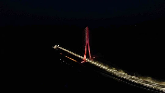16 şehri birbirine bağlayan Kömürhan Köprüsü ışıklandırmasıyla görsel şölen sunuyor