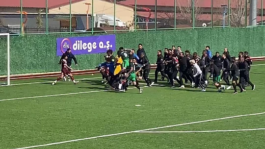 18 kırmızı kartın çıktığı karşılamada tekme ve yumruklar havada uçuştu