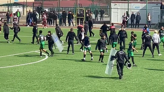 18 kırmızı kartın çıktığı maçta, soyunma odası tanınmaz hale geldi