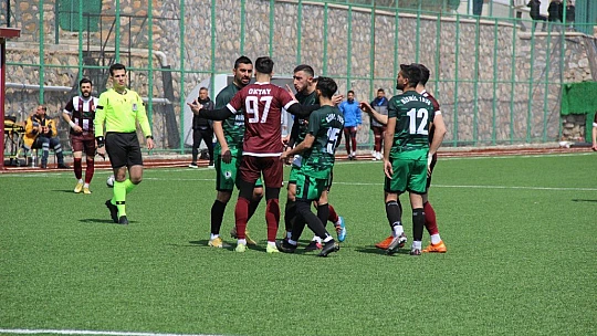18 kırmızı kartın çıktığı maçta, soyunma odası tanınmaz hale geldi