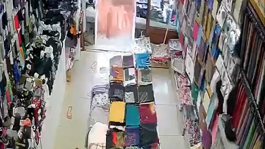 2 çocuklu aile ölümden saniyelerle kurtuldu, o anlar kameralara yansıdı