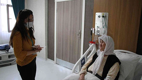 2 doz aşı hayatta tuttu, 89 yaşındaki Firdevs nine koronayı hafif atlattı