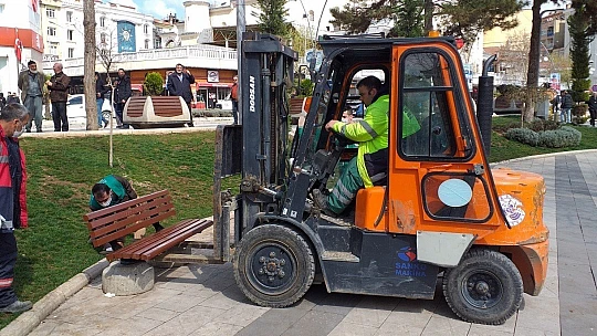 Belediye bankları kaldırdı