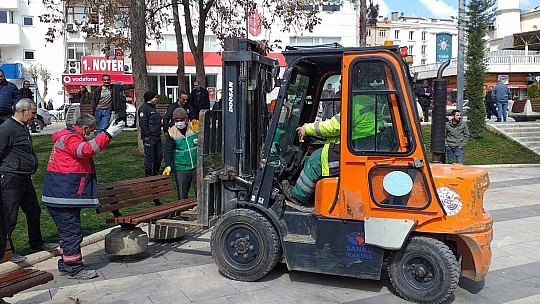 Belediye bankları kaldırdı