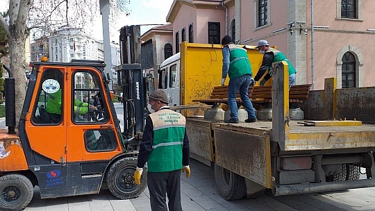 Belediye bankları kaldırdı