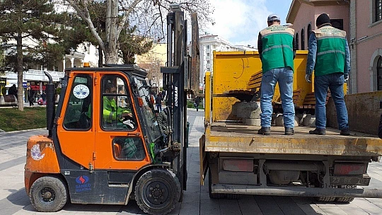 Belediye bankları kaldırdı