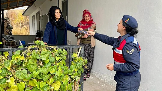 25 Kasım Kadına Yönelik Şiddetle Mücadele Gününde jandarma vatandaşları bilgilendirdi