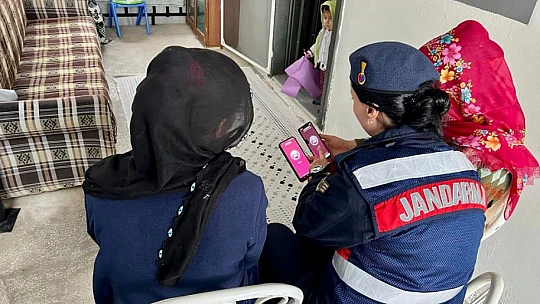 25 Kasım Kadına Yönelik Şiddetle Mücadele Gününde jandarma vatandaşları bilgilendirdi
