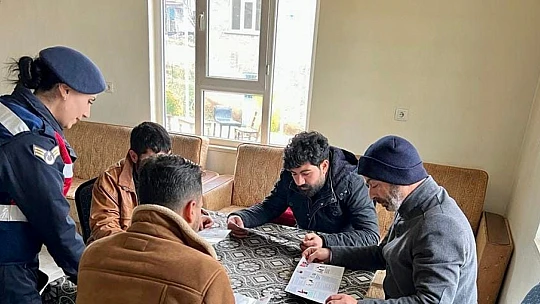 25 Kasım Kadına Yönelik Şiddetle Mücadele Gününde jandarma vatandaşları bilgilendirdi