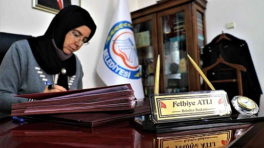 28 Şubat mağduru olan Türkiye'nin ilk başörtülü Belediye Başkanı Fethiye Atlı o süreci anlattı
