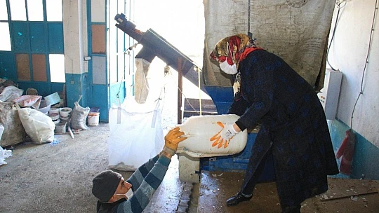 3 çocuk annesi kadın geri dönüşüm tesisi ile hem iş sahibi oldu hem de doğaya sahip çıktı