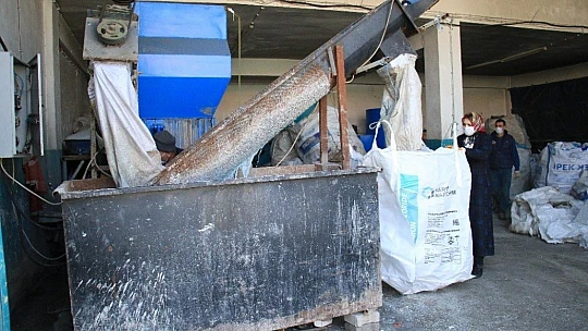 3 çocuk annesi kadın geri dönüşüm tesisi ile hem iş sahibi oldu hem de doğaya sahip çıktı