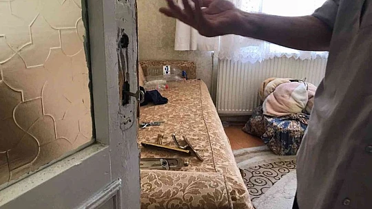3 gündür odada mahsur kalan yaşlı adamın imdadına önce komşusu sonra ekipler yetişti