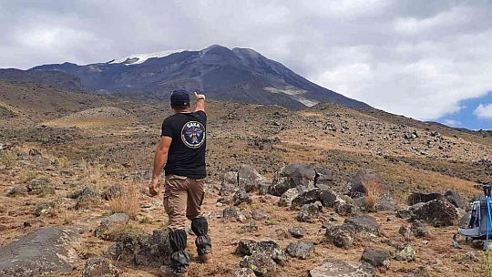 30 Ağustos'un 100'üncü yıl dönümünde Ağrı Dağının zirvesinde bayrak açtılar