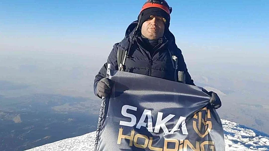 30 Ağustos'un 100'üncü yıl dönümünde Ağrı Dağının zirvesinde bayrak açtılar