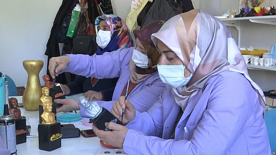 Halk Eğitim Merkezi fabrika gibi çalışıyor