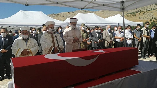 Şehit Asker Babasının Yanına Defnedildi