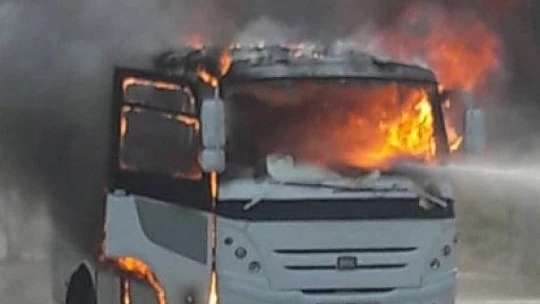 Minibüs alev alev yandı